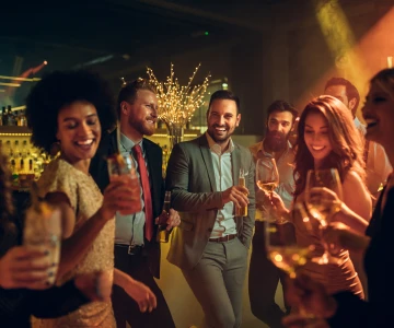 Personen tanzen und freuen sich