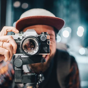 Mann fotografiert mit einer historischen Kamera