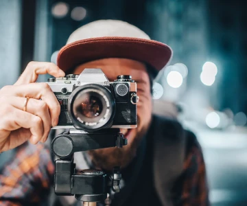 Mann fotografiert mit einer historischen Kamera