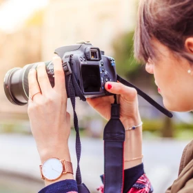 Frau fotografiert mit einer großen Kamera