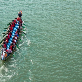 Drachenboot auf dem Wasser von oben fotografiert