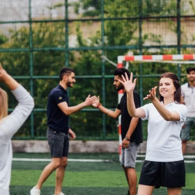 Freunde spiele gemeinsam Fußball