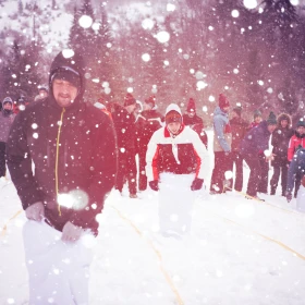 Sackhüpfen im Schnee