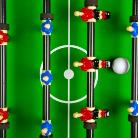 Tischkicker Mittelpunkt mit blauen und roten Figuren