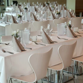 Festliche Tafeln in einem Saal