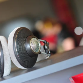 Kopfhörer auf einer Ablage