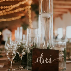 Tischdekoration mit Nummer des Tisches