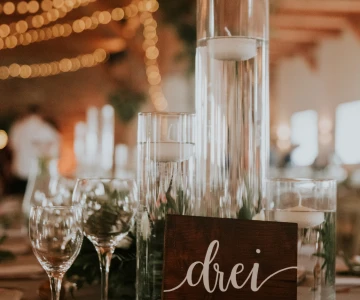 Tischdekoration mit Nummer des Tisches