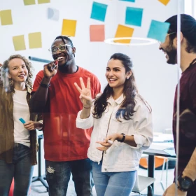 Besprechung, Abstimmung, Klebezettel an Glasscheibe