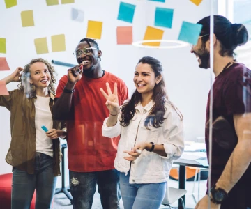 Besprechung, Abstimmung, Klebezettel an Glasscheibe