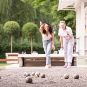 zwei Frauen spielen Boule gegeneinander