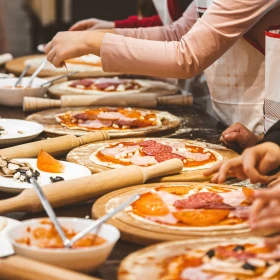 Pizza zubereiten bei einem Kochkurs