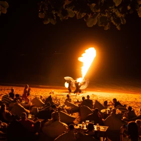 Feuershow vor Publikum, Feuerspucker