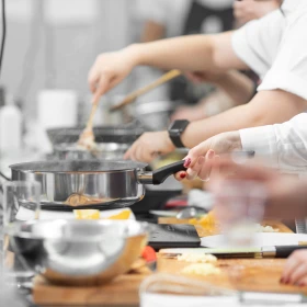 verschiedene Töpfe auf dem Herd, gemeinsam Kochen