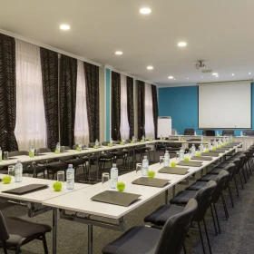 Tagungsraum vorbereitet mit Stühlen und Tischen