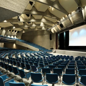 großer Tagungsraum mit Stühlen und Bühne