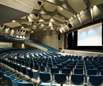 großer Tagungsraum mit Stühlen und Bühne