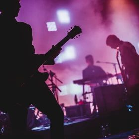 Band spielen an den Instrumenten