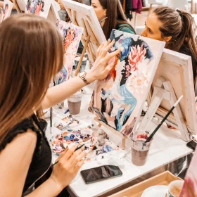 Gruppen mal auf Leinwänden