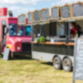 Foodtruck auf einem Marktfest auf einer Wiese