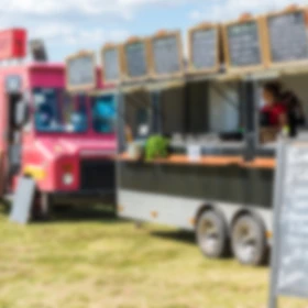 Foodtruck auf einem Marktfest auf einer Wiese