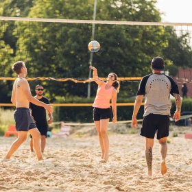 Gruppe beim Volleyballspielen am Strand