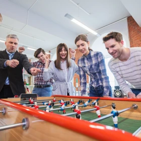 Tischkicker spielen in einem Büro, Freude, lachende Menschen