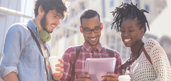 3 Personen schauen gemeinsam auf ein Tablet