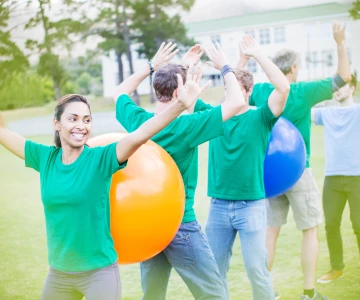 eine Gruppe muss zusammenarbeiten, damit die Bälle nicht runterfallen
