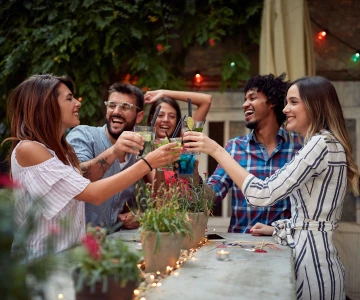 Personen genießen den gemeinsamen Abend und freuen sich