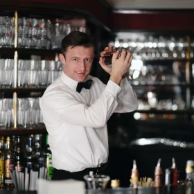 Barkeeper beim Cocktail shaken