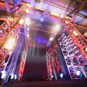 Traversen bunt beleuchtet