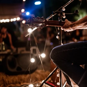 Person spiel Gitarre und singt