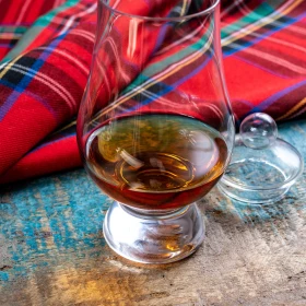 Whiskyglas auf einem Tisch