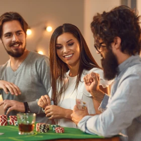 Drei Personen spielen Casino