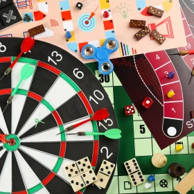 verschiedene Brettspiele, Monopoly, Domino usw. in der Draufsicht
