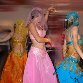 drei Frauen tanzen in orientalischer Kleidung