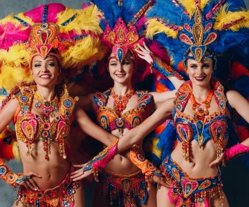 EVINTA_Brasilianische Weihnachtsfeier_Bild01 drei Sambatänzerinnen