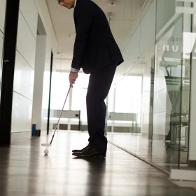 Golfspiele im Büro