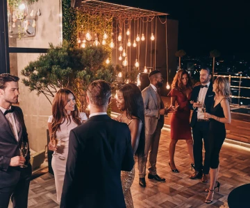 Personen stehen draußen und unterhalten sich