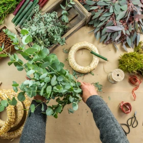 Blumenkranz mit Eukalyptus und Trockenblumen