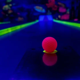 Schwarzlicht, Mini-Golf