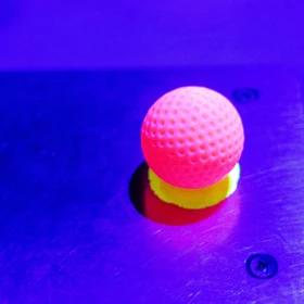 Golfball unter UV-Licht