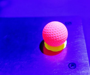 EVINTA_Bürogolf unter UV-Licht_Bild01 Golfball unter UV-Licht