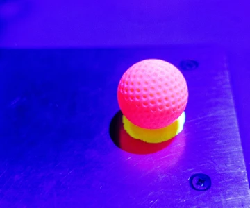 Golfball unter UV-Licht