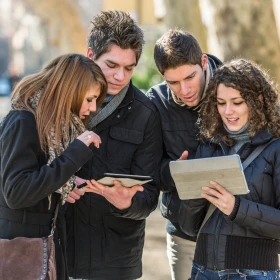 Personen überlegen gemeinsam die richtige Lösung