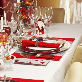 Tisch weihnachtlich gedeckt