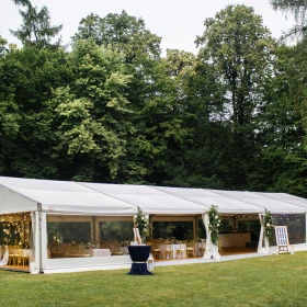 aufgebautes Eventzelt auf einer Wiese