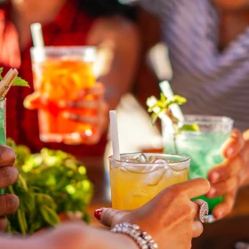 anstoßen mit Cocktails