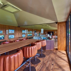 Lounge mit Sitzplätzen und Aussicht auf das Stadion